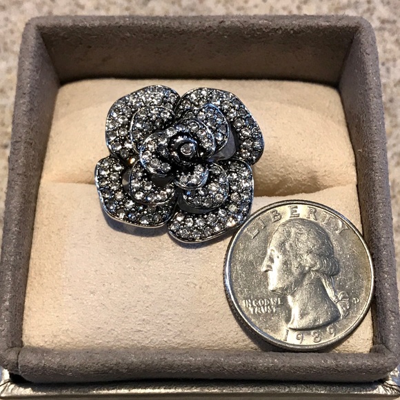 Crystal floral statement ring - Picture 5 of 6